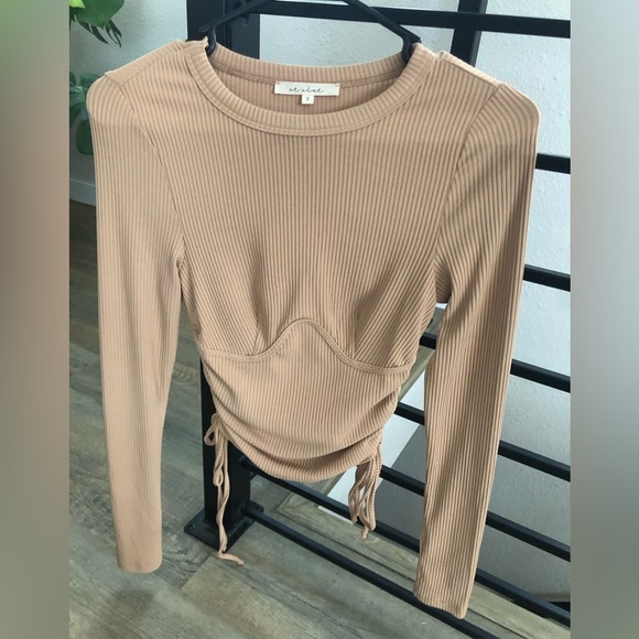 Tan fitted Long Sleeve - Picture 2 of 4